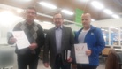 Sopimuksen allekirjoittajat: vas. Jarmo Hietala, lions F-piirin kuvernööri, Matti-Pekka Mäkelä, piirin Punainen sulkavastaava. Jari Harju, EPSU:N puheenjohtaja
Kuva: Martti Koivumäki