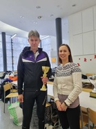 Esa Kuoppala palkittiin vuoden mainetekopalkinnolla. Hän on toiminut Yöcupin vetäjänä jo 25 vuotta. Vierellä Kati Närvä.